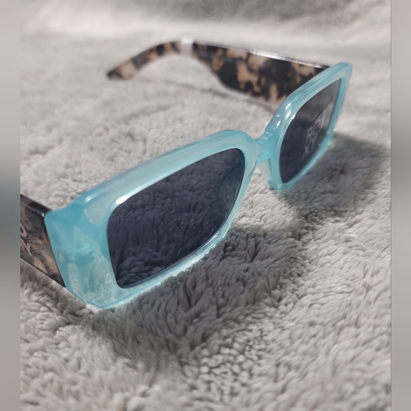 ROXY Blue Tortoise Sunglasses - Picture 7 of 7